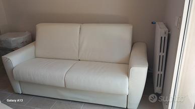 divano letto in pelle bianca