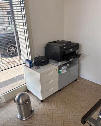 Scrivanie e mobiletto per ufficio