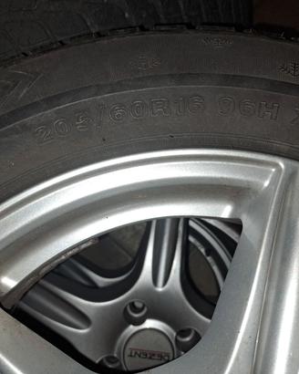 cerchi lega da 16 con gomme 205/60 