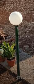 Pali luce con sfera da giardino