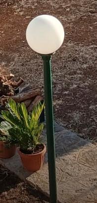 Pali luce con sfera da giardino