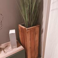 vaso in legno con pianta finta