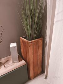vaso in legno con pianta finta