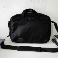 Tucano borsa occhiali con zip e tracolla nera