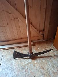 piccone con accetta