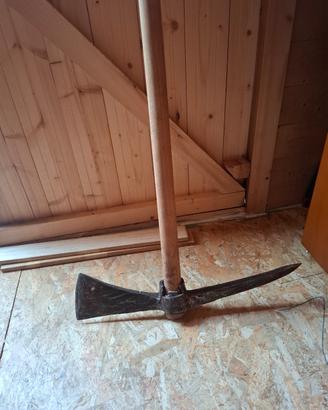 piccone con accetta