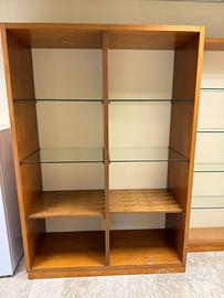 Armadio aperto con scaffalatura in vetro