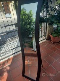 Specchio con cornice in legno