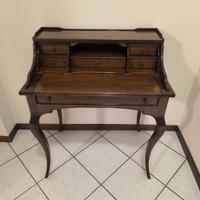 Scrivania in legno di castagno