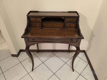 Scrivania in legno di castagno