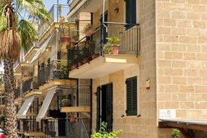 Appartamento con giardinetto pavimento posto auto