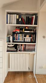 Libreria bianca (sopracalorifero)