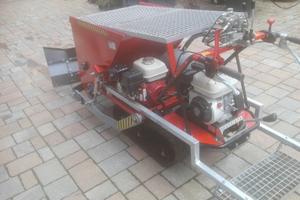 Motocarriola con spargisale e lama sgombraneve