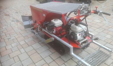 Motocarriola con spargisale e lama sgombraneve