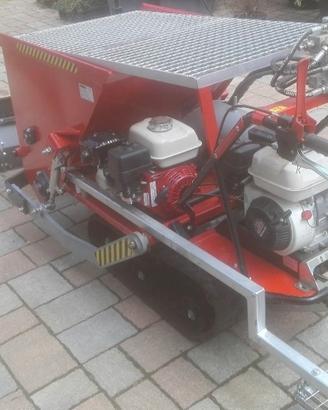 Motocarriola con spargisale e lama sgombraneve