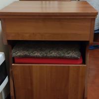 mobiletto con macchina da cucire 