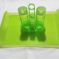 Vassoio verde e oliera in plastica e vetro