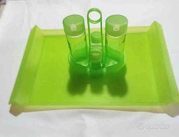 Vassoio verde e oliera in plastica e vetro