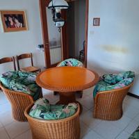 Tavolo e quattro poltroncine in vimini
