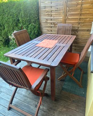 Tavolo in legno con sedie