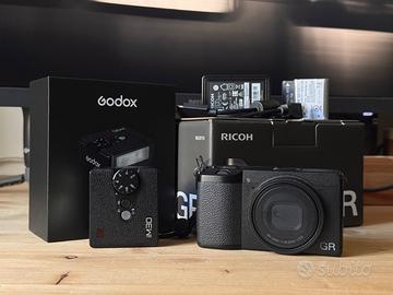 Ricoh GR III + Flash Godox IM30