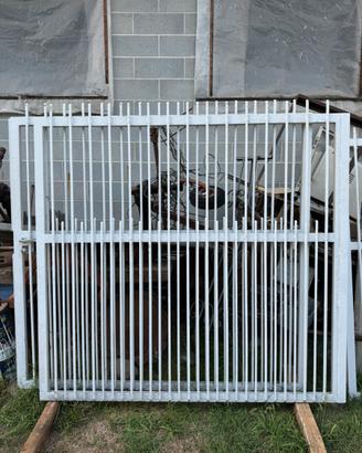 Cancello in ferro con portina