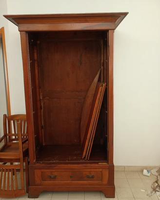 armadio in legno con ripiani 