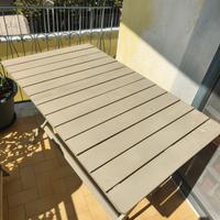 Tavolo in legno da giardino con due sedie