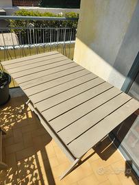 Tavolo in legno da giardino con due sedie