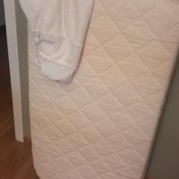 Materasso per lettino e coprimaterasso bimbo