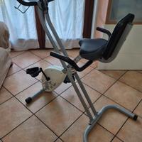 Cyclette pieghevole con schienale regolabile 