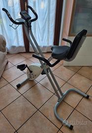 Cyclette pieghevole con schienale regolabile 