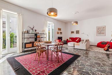 Luminoso pentavano con giardino e posto auto