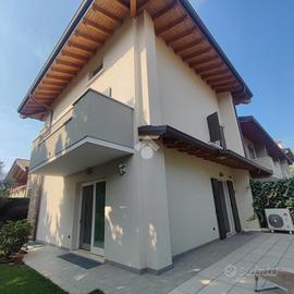 VILLA A SCHIERA A PALAZZOLO SULL'OGLIO