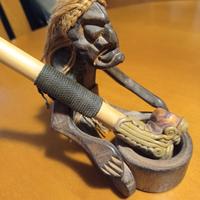 Scultura tribale uomo Tiki e pipa vintage 