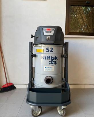 Aspirapolvere aspiraliquidi industrial CFM Nilfisk