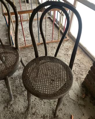 Vecchie sedie da restaurare