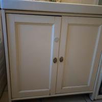Mobile bagno Ikea e specchiera.