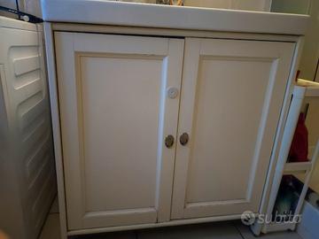 Mobile bagno Ikea e specchiera.