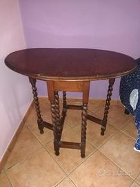 Tavolo a bandelle antico con gambe ritorte