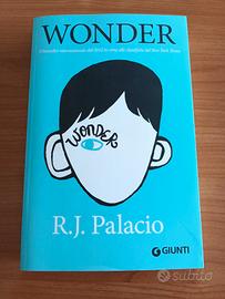 Libro di R J Palacio "Wonder" 
