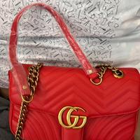 Borsa rosso con fibbie ottone vecchio