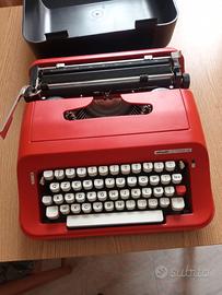 Macchina da scrivere Olivetti lettera 92 rossa