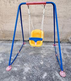 altalena per bambini con struttura autoportante.
