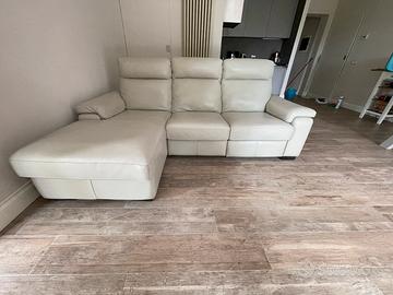 Divano in pelle della marca Poltrone e Sofa