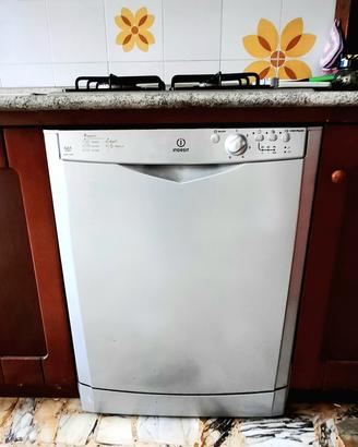 Indesit lavastoviglie Libera installazione 12 cop