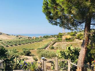 Casa di campagna con terreno vista mare