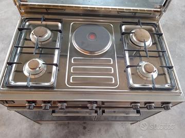 Cucina a gas  in acciao per GPL con girarrosto