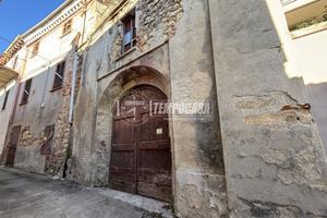 PORZIONE DI CASA CON TERRAZZO