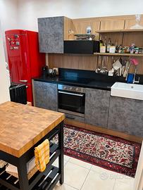 Cucina completa moderna con elettrodomestici